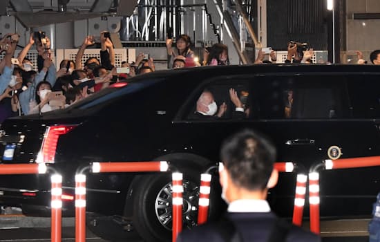 夕食会のため、八芳園に向かうバイデン米大統領を乗せた車（23日、東京都港区）