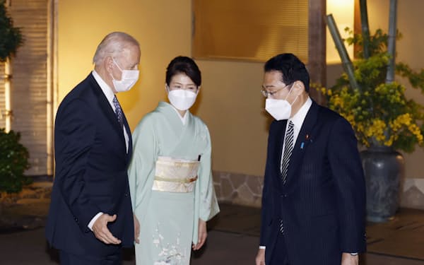 夕食会を前に、バイデン米大統領（左）を出迎える岸田首相と裕子夫人（23日午後、東京都港区の八芳園）＝代表撮影