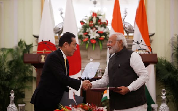 岸田首相㊧は3月に訪印した際、今後5年で5兆円の対インド投資を表明していた=ロイター