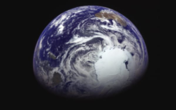 はやぶさ２がスイングバイ後に撮影した地球の映像。●要確認●→中央右に南極大陸が見える（ＪＡＸＡ提供）
