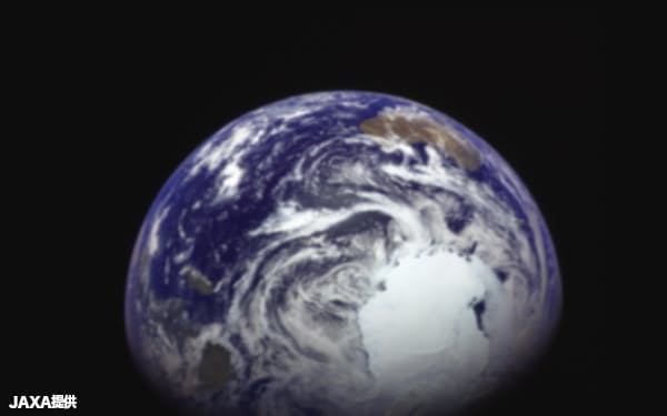はやぶさ2がスイングバイ後に撮影した地球の映像。●要確認●→中央右に南極大陸が見える(JAXA提供)