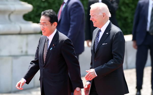 日米首脳会談の歓迎行事で言葉を交わすバイデン米大統領（右）と岸田首相（23日午前、東京・元赤坂の迎賓館）＝代表撮影