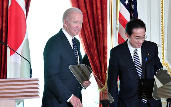共同記者会見を終え、笑顔を見せるバイデン米大統領と岸田首相（23日午後、東京・元赤坂の迎賓館）＝代表撮影