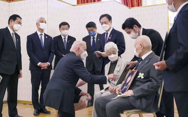 北朝鮮による拉致被害者家族と面会するバイデン米大統領（手前左）＝23日午後、東京・元赤坂の迎賓館（内閣広報室提供）