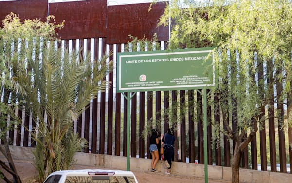 米メキシコ国境では「タイトル42」と呼ばれる不法移民の即時送還措置が続いている（メキシコ北西部ソノラ州）=ロイター
