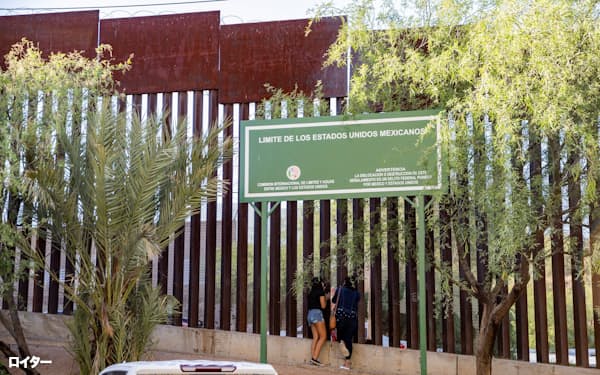 米メキシコ国境では「タイトル42」と呼ばれる不法移民の即時送還措置が続いている(メキシコ北西部ソノラ州)=ロイター
                                                        