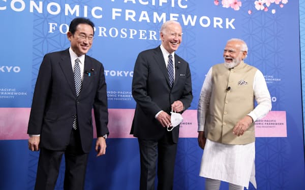 来日したインドのモディ首相（右）は日本企業トップらとも会談した（23日、東京都内）