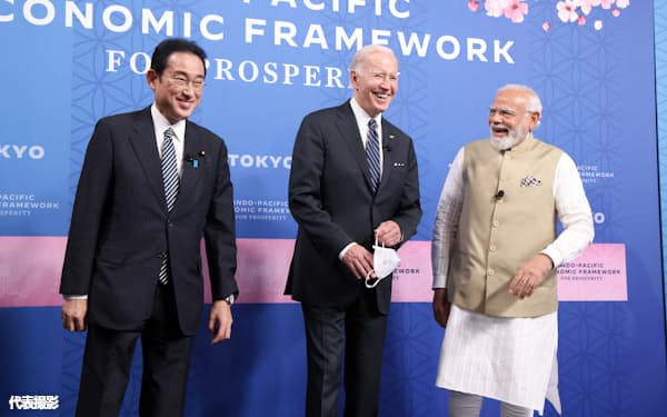 来日したインドのモディ首相(右)は日本企業トップらとも会談した(23日、東京都内)