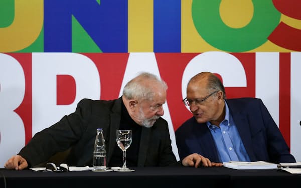 23日、サンパウロでのイベントに参加したブラジルのルラ元大統領（左）＝ロイター
