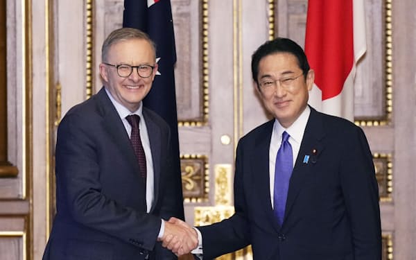 首脳会談で握手する岸田首相（右）とオーストラリアのアルバニージー首相（24日午後、東京・元赤坂の迎賓館）