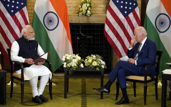 インドのモディ首相（左）とバイデン米大統領は新興技術の共同研究の推進などで合意した（24日）＝AP