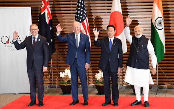 クアッド首脳会議を前に記念写真に納まる（右から）インドのモディ首相、岸田首相、バイデン米大統領、豪州のアルバニージー首相（24日午前、首相官邸）