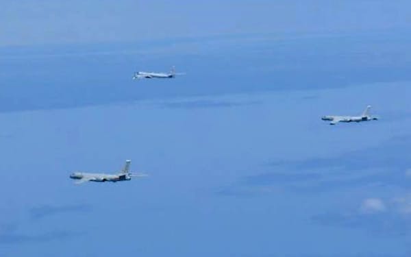 共同飛行する中国とロシアの爆撃機（24日）=防衛省提供