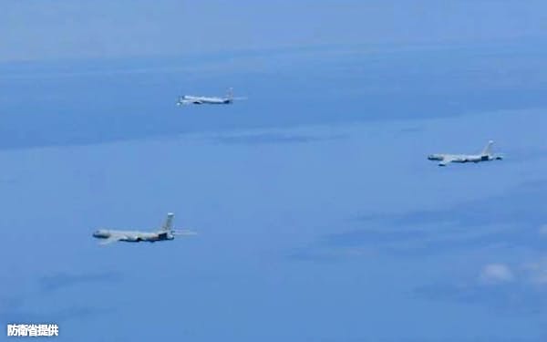共同飛行する中国とロシアの爆撃機(24日)=防衛省提供