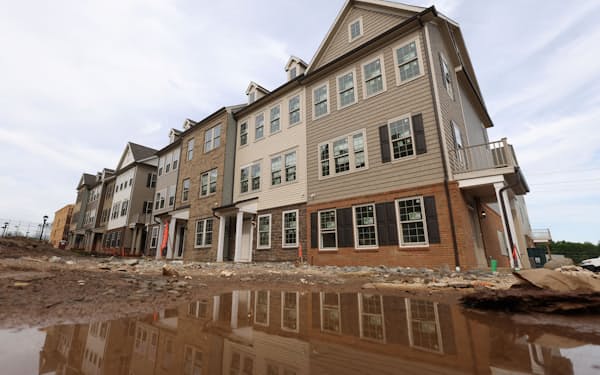 新築の一戸建て住宅の販売が急減した（建設中の戸建て住宅、ニュージャージー州、５月）＝ロイター
