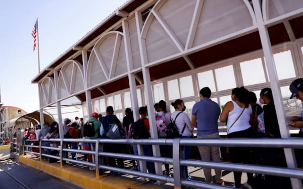 米メキシコ国境では米国への移民を希望する人々が情報を求めて長蛇の列を作る＝ロイター