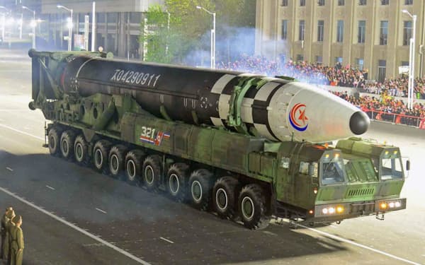4月25日、平壌の金日成広場で行われた、朝鮮人民革命軍創建90年記念日の軍事パレードに登場した新型ICBM「火星17」。4月26日付の北朝鮮の労働新聞が掲載した（コリアメディア提供・共同）