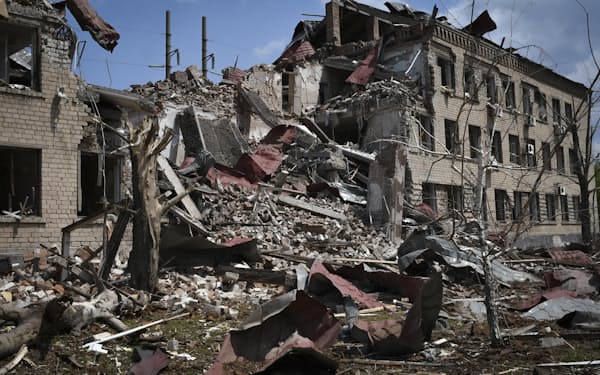 ロシア軍の砲撃で破壊された建物（24日、ウクライナ・ドネツク州）=AP