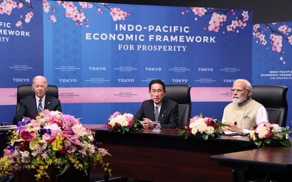 インド太平洋経済枠組み（ＩＰＥＦ）の発足会合で発言する岸田文雄首相。左はバイデン米大統領、右はインドのモディ首相（23日午後、東京都港区）＝代表撮影