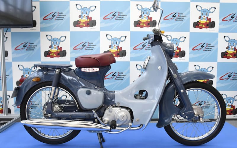 三重県鈴鹿市役所での展示が始まった、1960年にホンダ鈴鹿製作所で製造された二輪車「スーパーカブC100」の1号機。9月30日まで展示される（25日）=共同
