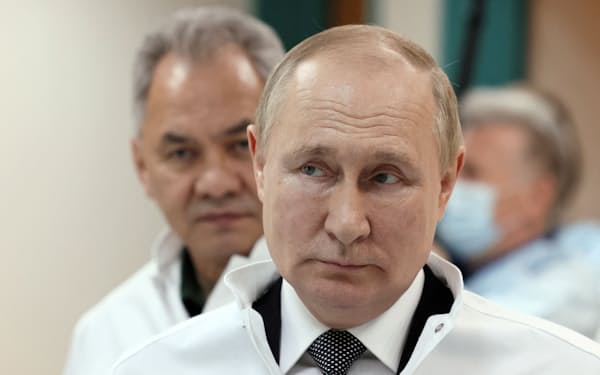 戦争で負傷した兵士に会うため病院を訪れたプーチン大統領（25日、モスクワ）＝ロイター