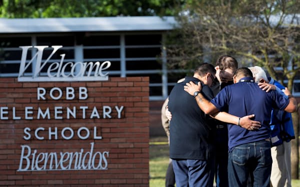 銃撃事件があったテキサス州ユバルディの小学校（25日）＝ロイター