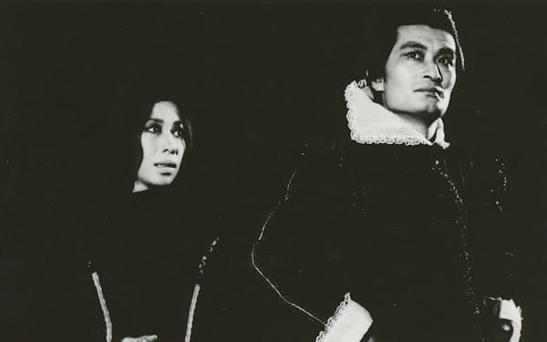 劇団雲「ドン・ジュアン」（1966年）。左は岸田今日子＝写真提供・劇団昴