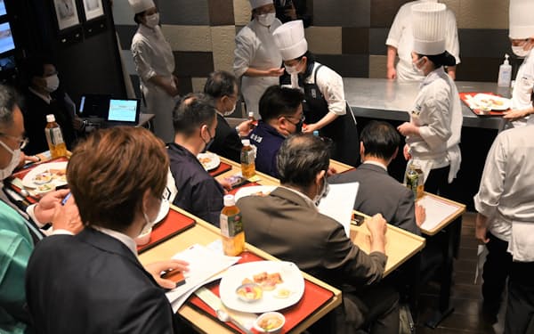 城南信金が事務局を務める「よい仕事おこしネットワーク」は、全国各地の飲食事業者と連携して新商品の開発に取り組んだ（5月上旬、東京都新宿区）
