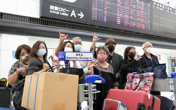 外国人観光客の受け入れ再開に向けた実証事業で、成田空港に到着した米国からの旅行者ら（24日）