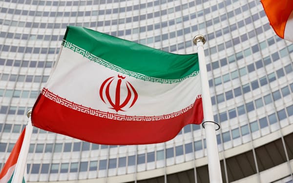 イランの軍需施設では爆発が相次ぐ（ウィーンのIAEA本部前の同国国旗）=ロイター