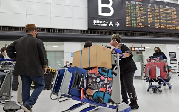 6月から外国人観光客の水際措置を緩和する（24日、成田空港）
