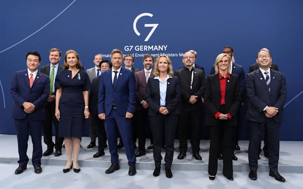G7気候相会合に出席した各国の担当大臣ら（26日、ベルリン）=ロイター