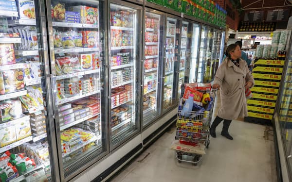 インフレが消費者の家計を圧迫するなか、値上げに踏み切った企業は採算を保っている（ニューヨーク市内のスーパー）＝ロイター