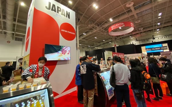 日本政府としてカナダの飲食店向け展示会に15年ぶりにブースを出した（５月、トロント）