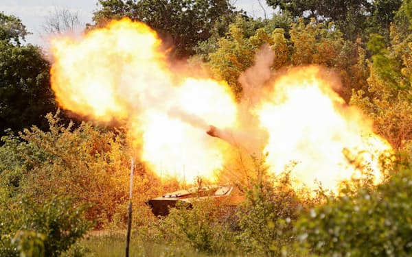 ウクライナ・ルガンスクで、セベロドネツク方面に向け、宣伝文書を詰めた宣伝弾を放つ親ロ派部隊の自走砲（24日）＝ロイター