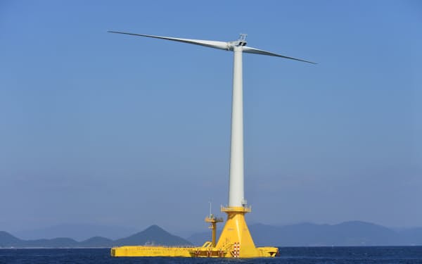 北九州市沖で実証研究中の洋上風力発電設備（21年10月）
