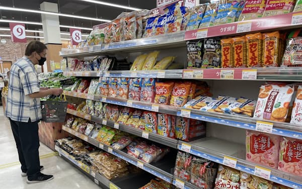 空きが目立つスーパーの米菓売り場（新潟市、5月18日）