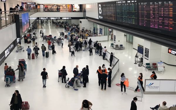 海外から到着する旅行者の姿も増えてきた成田空港（27日）