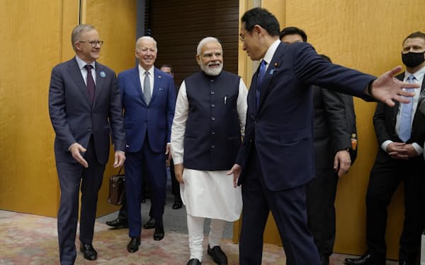 「クアッド」首脳会合に臨む（左から）オーストラリアのアルバニージー首相、バイデン米大統領、インドのモディ首相、岸田首相（24日、首相官邸）=AP
