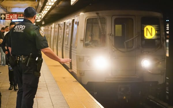 米ニューヨーク市は地下鉄構内をパトロールする警官の数を増やしている（24日）=AP