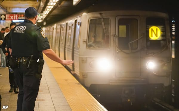 米ニューヨーク市は地下鉄構内をパトロールする警官の数を増やしている(24日)=AP