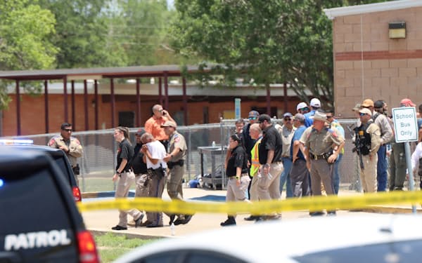 小学校での銃乱射事件では21人が殺害された＝ロイター