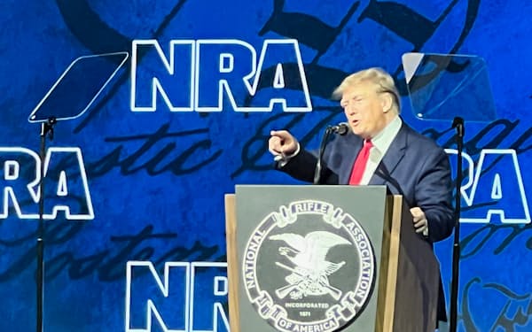 27日、全米ライフル協会（NRA）の年次総会で演説するトランプ前大統領（テキサス州ヒューストン）