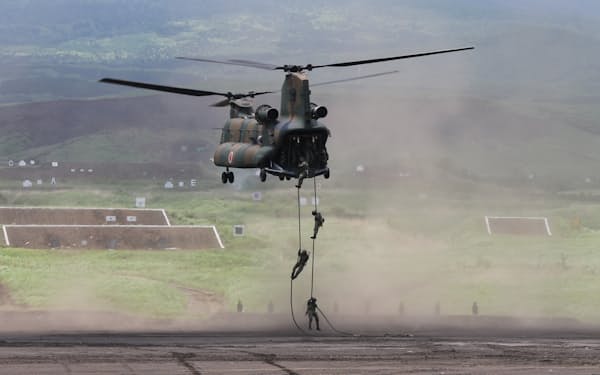 ヘリコプターCH47から陸上自衛隊員が降下した（28日、東富士演習場）