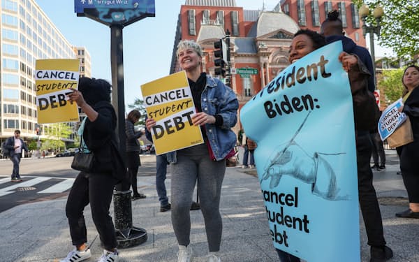 学生ローンの債務帳消しを求める活動家たち（４月、首都ワシントン）＝ロイター