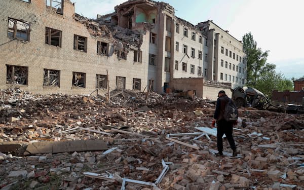 セベロドネツク近郊の町も激しい攻撃で建物が破壊された（２９日、東部ドネツク州バフムート）＝ロイター
