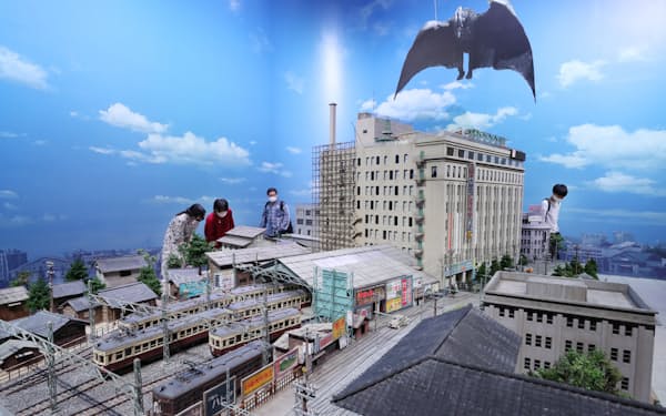 東京都現代美術館（東京都江東区）で19日まで開催中の「生誕100年　特撮美術監督　井上泰幸展」では、映画「空の大怪獣ラドン」のミニチュアセットが再現された