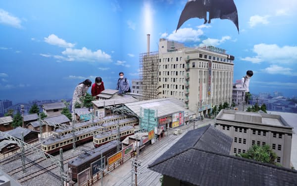 東京都現代美術館(東京都江東区)で19日まで開催中の「生誕100年 特撮美術監督 井上泰幸展」では、映画「空の大怪獣ラドン」のミニチュアセットが再現された