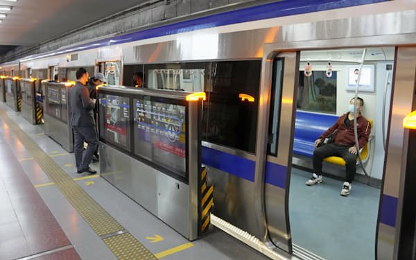 5月から移動制限が厳しくなった北京市では地下鉄などの利用客が急減した（5月13日）＝共同