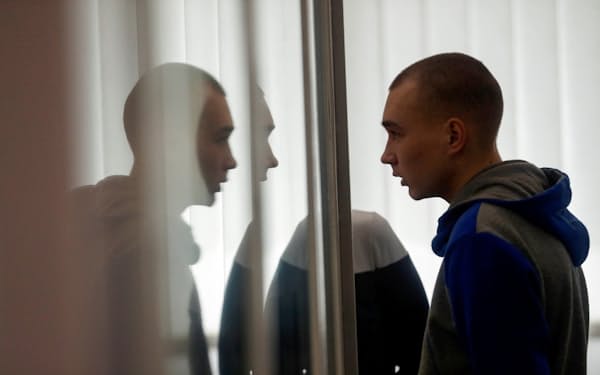 ウクライナの裁判所から終身刑を言い渡されたロシア兵のワディム・シシマリン被告は無表情のままだった＝ロイター
